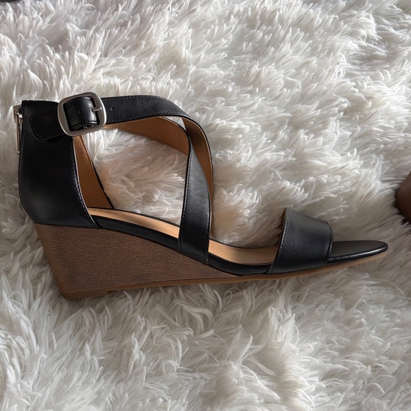 Indigo Elegant Black Cross-Strap Sandals - Picture 4 of 4
